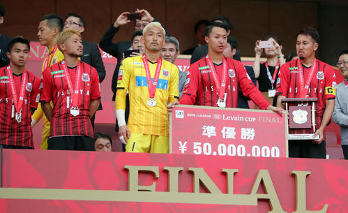川崎F対札幌　試合後、悔しそうな表情で準優勝の表彰を受ける札幌福森（右端）ら選手たち（撮影・垰建太）