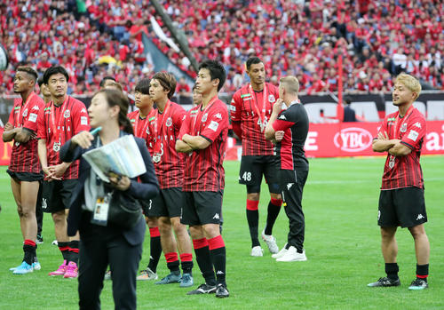 川崎F対札幌　優勝を決めた川崎Fの表彰を悔しそうに見つめる札幌の選手たち（撮影・垰建太）