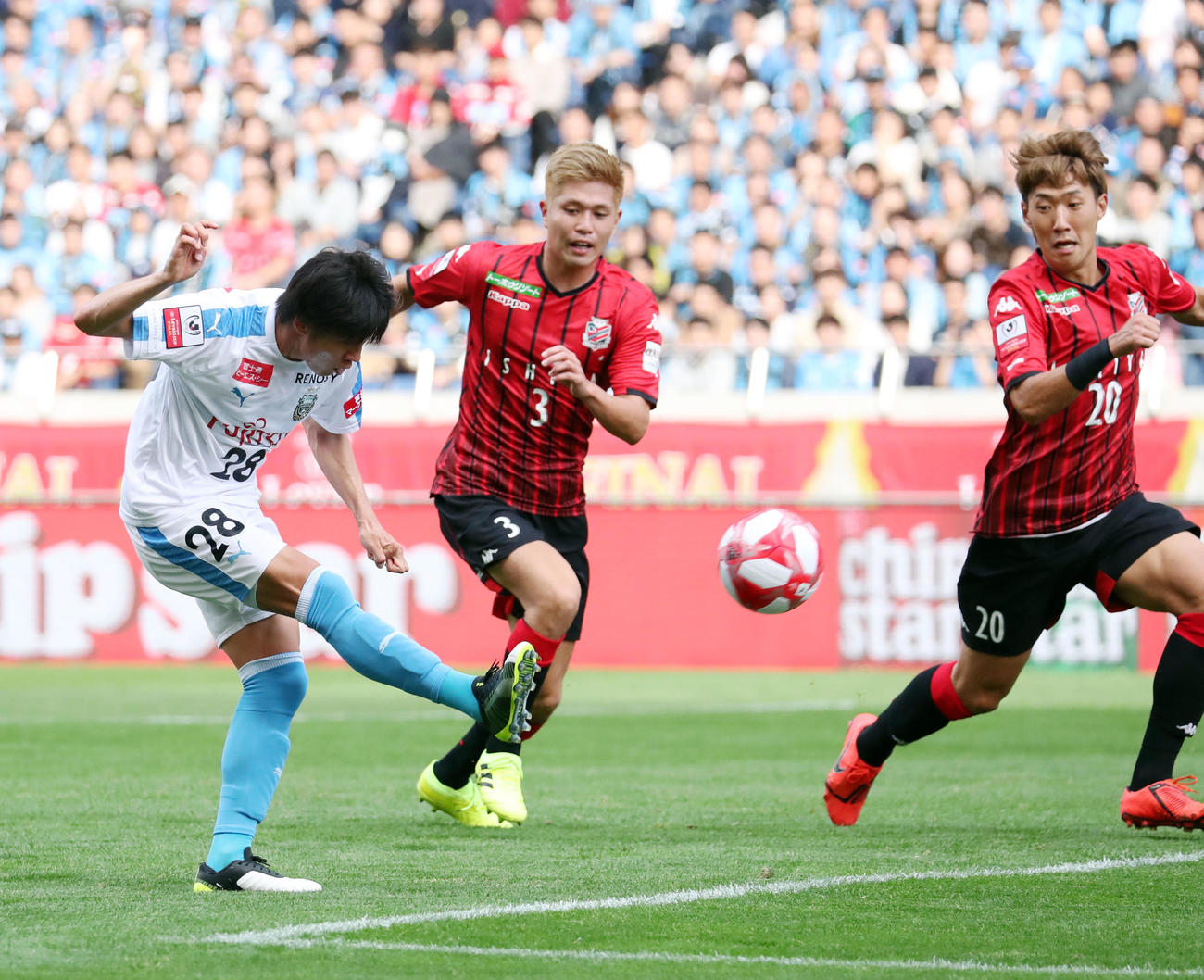 川崎F対札幌　後半、決定機でシュートを放つ川崎F・MF脇坂（左）（撮影・垰建太）