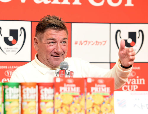 札幌対川崎F　会見で記者の質問に答える札幌ペトロビッチ監督（撮影・たえ見朱実）