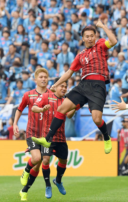 札幌対川崎F　延長前半、FKでゴールを決め喜ぶ札幌DF福森（撮影・たえ見朱実）