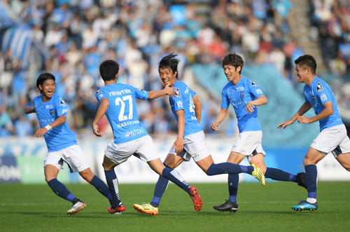 横浜FC対東京V　前半、先制ゴールを決めて仲間と喜ぶ横浜FC・MF中村（中央）（撮影・加藤諒）