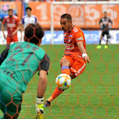 後半24分、新潟FWレオナルドがPKを決め3－0（撮影・山岸章利）