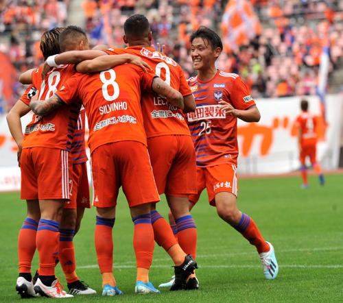 前半、新潟MFシルビーニョの先制ゴールを仲間と喜ぶ新潟MF秋山（右）