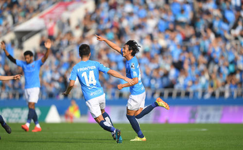 前半、先制ゴールを決めて喜ぶ横浜FC中村（中央）（撮影・加藤諒）