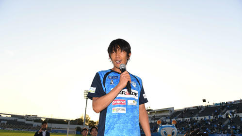 東京Vに勝利し、サポーターに挨拶する横浜FC中村（撮影・加藤諒）
