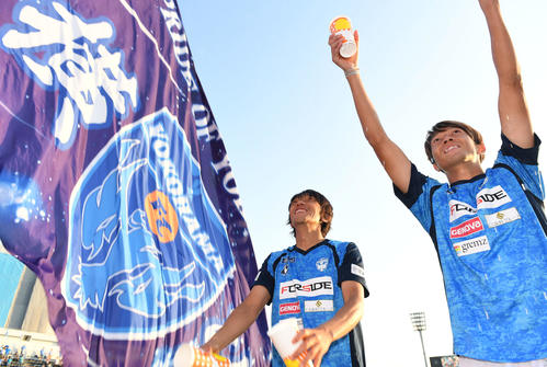 東京Vに勝利し、サポーターに挨拶する横浜FC中村（左）と皆川（撮影・加藤諒）