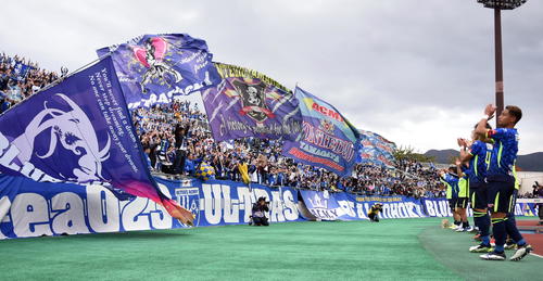 山形対愛媛　サポーターと勝利の喜びを分かち合う山形イレブン（撮影・山田愛斗）