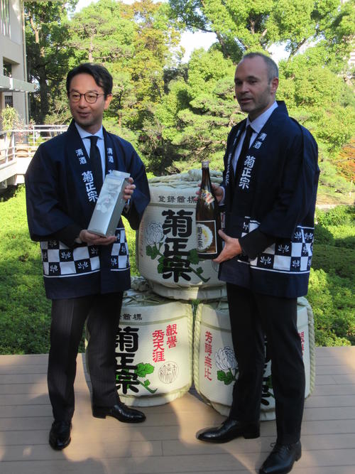菊正宗酒造のアンバサダー会見に臨んだ神戸MFイニエスタ（右）と同社の嘉納社長（撮影・実藤健一）