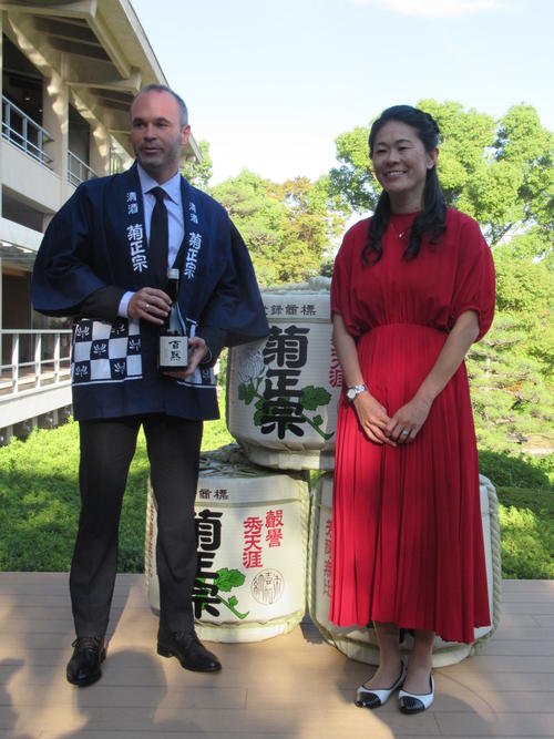 菊正宗酒造のアンバサダー就任会見に出席した神戸MFイニエスタ（左）と女子元日本代表の澤穂希さん（撮影・実藤健一）