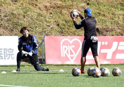笑顔で練習を行うマイナビ仙台GK斎藤（撮影・相沢孔志）