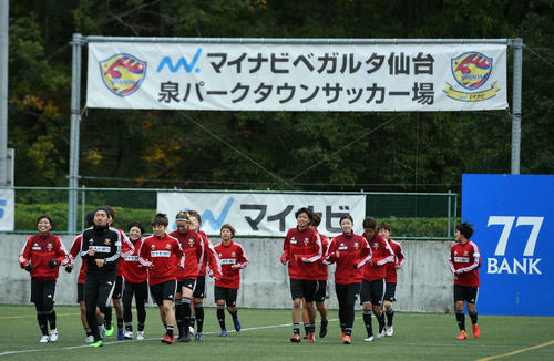 リラックスした表情でランニングをするマイナビ仙台イレブン