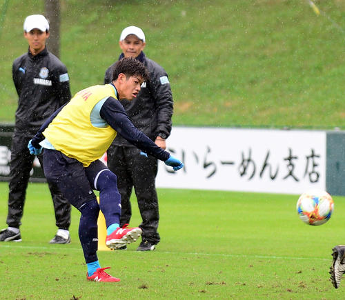 清水戦に向けた練習でゴールを決める磐田MF藤川（手前）