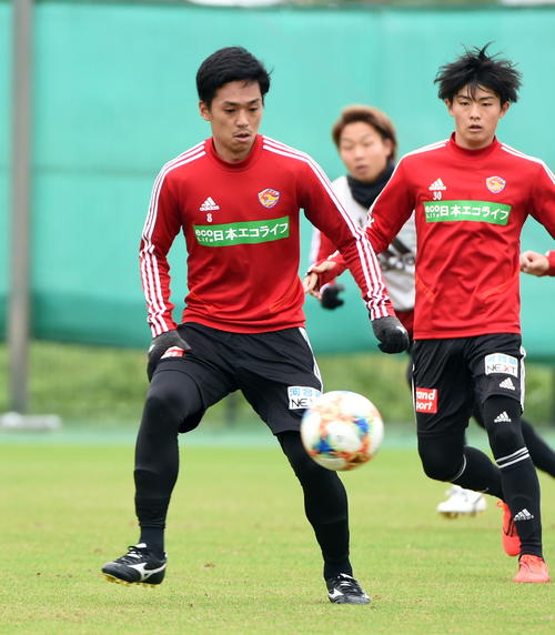軽快に動く仙台MF松下（左）とMF田中