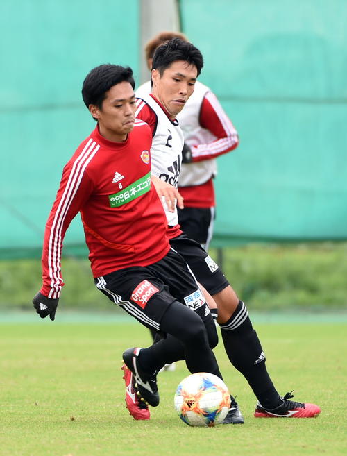 競り合う仙台MF松下（手前）とDF蜂須賀