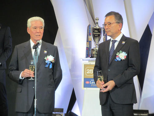 17年11月、YBCルヴァン杯決勝戦前夜祭で乾杯の発声を行ったヤマザキビスケットの飯島茂彰社長（左）。右はJリーグ村井満チェアマン