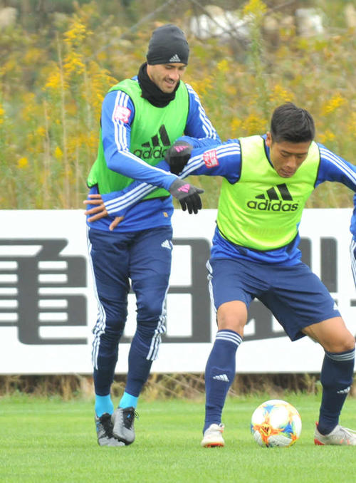 競り合うDF舞行龍（撮影・山岸章利）
