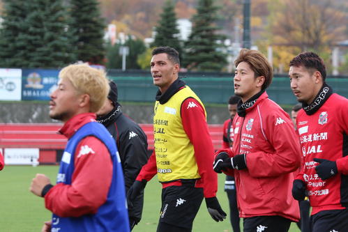 練習最後にランニングする札幌FWジェイ（左から2人目）（撮影・保坂果那）