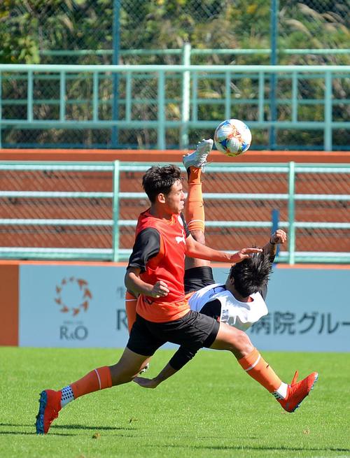 練習でオーバーヘッドを決める清水FWドゥトラ（右）