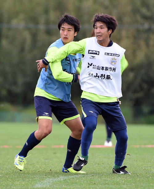 競り合う山形FW坂元とMF岡崎（撮影・山田愛斗）
