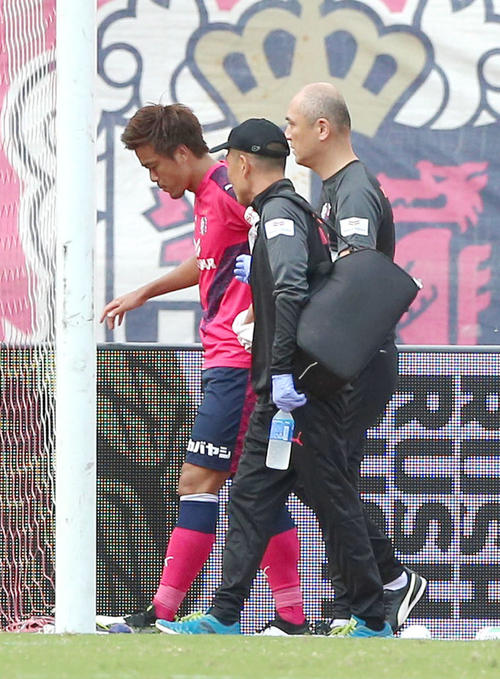 6日の鹿島戦で負傷しピッチを後にするC大阪DF丸橋祐介（左）