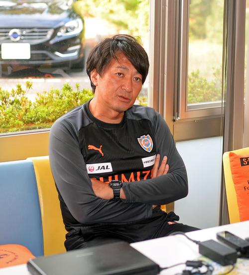 クラブハウスで取材に応じる篠田監督（撮影・神谷亮磨）
