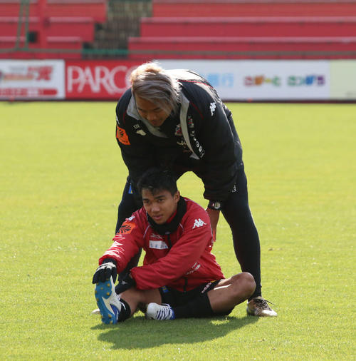 練習最後にストレッチする札幌MFチャナティップ（撮影・保坂果那）
