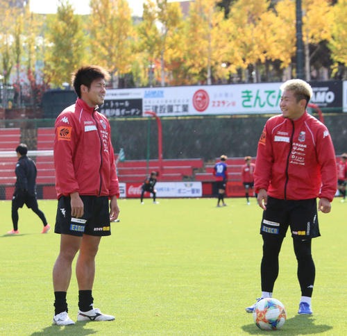 練習中に笑顔を見せる札幌MF深井（左）とFW菅（撮影・保坂果那）