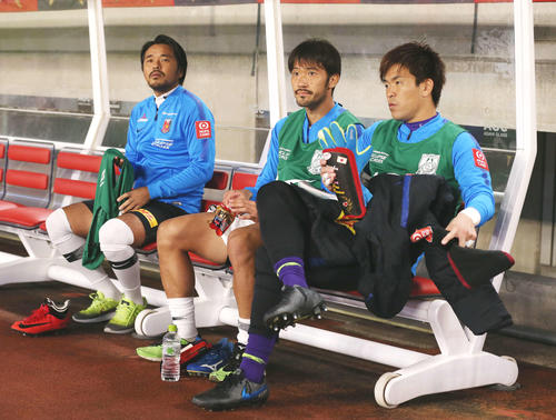 鹿島対浦和　前半、ベンチスタートとなった浦和GK西川（右）はリーグ戦連続フル出場記録が途絶えた。左からFW興梠、MF阿部（撮影・河野匠）
