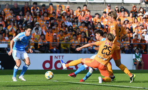 清水対磐田　前半、先制のゴールを決める磐田MF藤川（右から3人目）（撮影・滝沢徹郎）