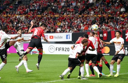 札幌対名古屋　前半35分、ヘディングシュートを決める札幌MF深井（撮影・黒川智章）