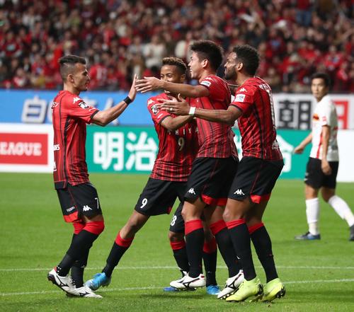 札幌対名古屋　前半35分、先制点を決め笑顔の札幌MF深井（右から2人目）（撮影・黒川智章）