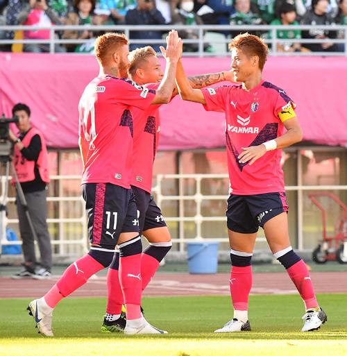 前半、先制ゴールを決めC大阪FW柿谷曜一朗（右）とハイタッチするMFソウザ（撮影・上田博志）