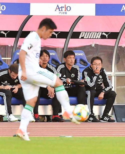 前半、ベンチで戦況を見守る松本反町康治監督（右）（撮影・上田博志）