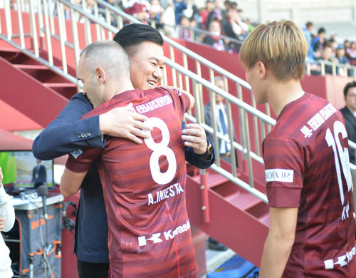 神戸対仙台　仙台に勝利し神戸MFイニエスタ（左）らを迎える三木谷会長（撮影・和賀正仁）