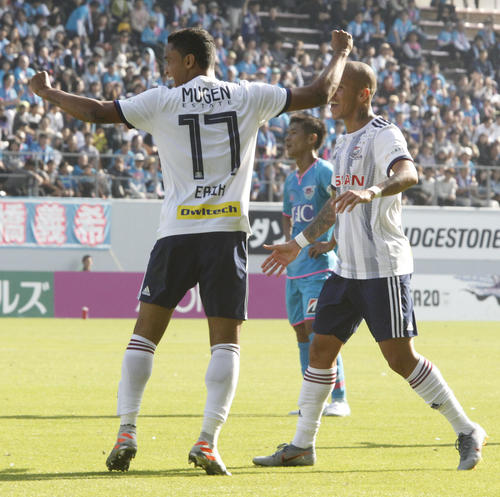 鳥栖対横浜　前半22分、追加点を奪い、ガッツポーズする横浜FWエリキ（撮影・菊川光一）