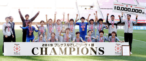 仙台対日テレ　5連覇を達成し喜ぶ日テレの選手たち（撮影・野上伸悟）