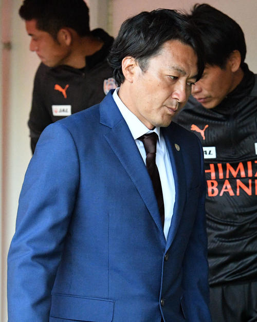 清水対磐田　静岡ダービーに敗れ引き揚げる清水篠田監督（撮影・滝沢徹郎）