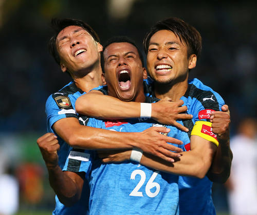 川崎F対広島　後半、ゴールを決め雄たけびを上げる川崎F・DFマギーニョ（中央）。左はMF下田、右はFW小林（撮影・足立雅史）