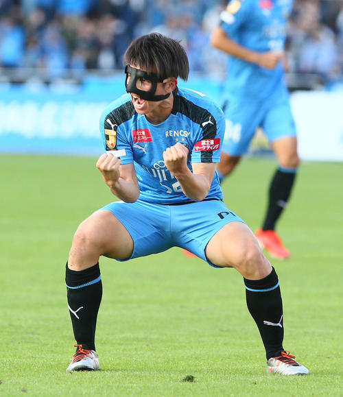 川崎F対広島　前半、ゴールを決め力強くガッツポーズする川崎F・MF田中（撮影・足立雅史）