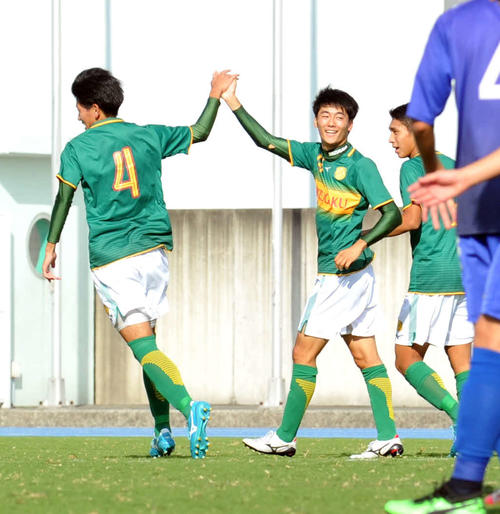 前半28分、先制点を決めて喜ぶ静岡学園FW小山（左から2人目）