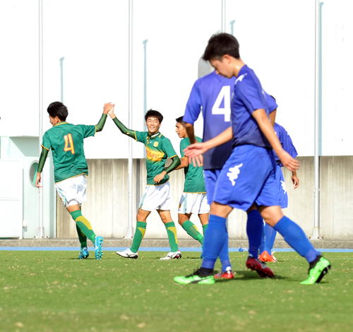 前半28分、先制点を決めて喜ぶ静岡学園FW小山（左から2人目）