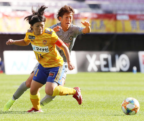 仙台対日テレ　前半、日テレDF有吉（右）と競り合う仙台MF安本（撮影・野上伸悟）