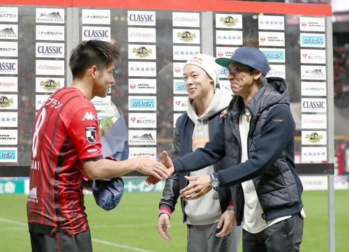 札幌対名古屋　MVPの深井に花束を渡すジャンプの右から葛西、小林陵（撮影・黒川智章）