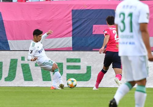 後半、同点ゴールを決める松本MF杉本太郎（撮影・上田博志）