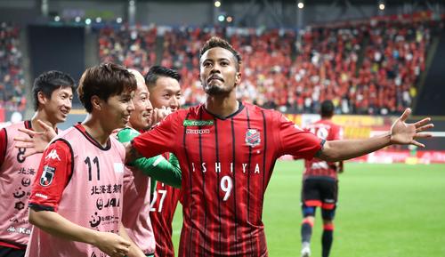 札幌対名古屋　後半26分、PKを決めサポーターに向かってアピールする札幌FW鈴木（撮影・黒川智章）
