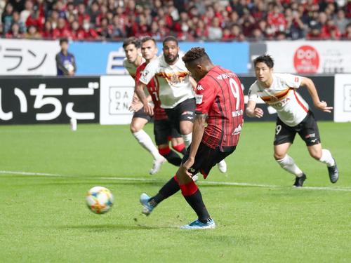 札幌対名古屋　後半26分、PKを決める札幌FW鈴木（撮影・黒川智章）