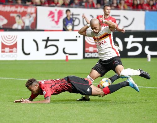 札幌対名古屋　後半26分、名古屋DF吉田（右）に倒されPKを獲得する札幌FW鈴木（撮影・黒川智章）