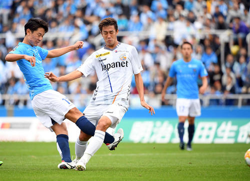 横浜FC対長崎　前半42分、先制ゴールを決める横浜FC・MF斎藤功（撮影・たえ見朱実）