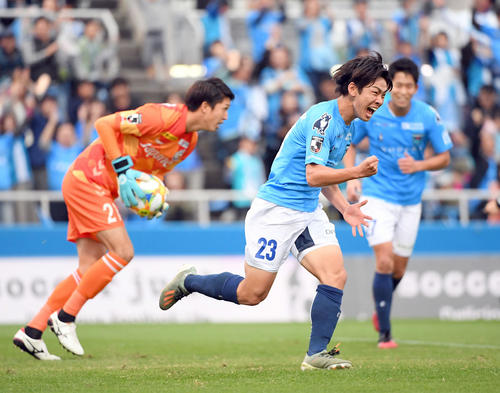 横浜FC対長崎　後半、ゴールを決め喜ぶ横浜FC・FW斉藤光（撮影・たえ見朱実）